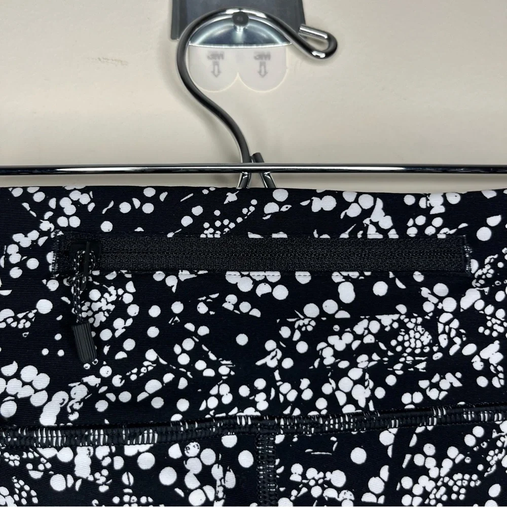 LULULEMON RARE Tight Stuff Chirasu Black Pockets Printed 3/4 Leggings